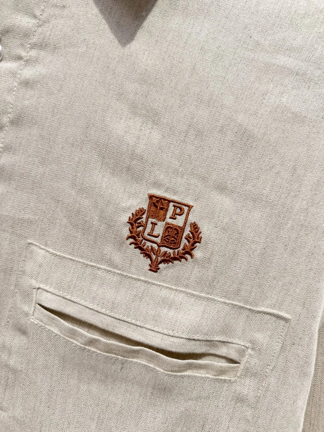 LORO PIANA Loro Piana LP slightly wide version S-XL (the suit does not come apart, 💯Tencel linen) 26SS Loro piana autumn and winter models are hotly shipped | Exclusively customized official website counter Same Style LP🌟casual suit·Old money style Middle Eastern Tencel linen fabric, top shirt👔chest pocket logo🪡embroidery Pants👖Logo🪡 embroidered, 100% Tencel linen, soft to the touch and not easily deformed, anti-pilling technology, extremely comfortable on the upper body, solid color lapel shirt👔Pants👖, solid color ribbed edges full of details. The simple version is not flattering to the body shape, and the original fabrics are standard. The skin-friendly and breathable texture is suitable for all daily scenes. It can be switched between commuting and leisure with one click. It shows high-end taste in a low-key manner, and provides comfort and style throughout autumn and winter. The inner hemming is evenly and meticulously routed, and the texture and texture are super soft. It is very light and soft, and feels extremely delicate and silky. The finer the yarn, the harder it is to work, and it is very time-consuming and material-consuming. It is a super rare product. The particularity of the fabric of each piece of clothing makes it silky soft and smooth. The unique embroidery pattern on the chest, you can feel its softness and smoothness when it comes into contact with the skin! The overall design is simple and grand, continuing Classic. The calm and elegant Classic color scheme naturally exudes a casual, elegant and sophisticated style, highlighting the style of a major manufacturer. Fabric, quite wide and comfortable. Delicate, easy to wear, dry, breathable and non-stick. The texture is light and there is no pressure on the upper body, as if it can breathe. Whether it is wiring, cutting or hardware configuration, it is the highest level of craftsmanship. Every detail is meticulous and quite elegant! The minimalist style structure is grand, natural, and highly recognizable. The upper body will never go wrong with the matching performance, and there is no doubt about it! Color: Linen Gray Size: M-3XL Size charti: Top size chart: M: Shoulder width 52-bust 54-dress length 69 L: Shoulder width 54-chest 56-dress length 71 Pants size chart: M: Seat circumference 107 - Waist circumference 78 - Panty length 103 L: Seat circumference 111 - Waist circumference 82 - Panty length 105